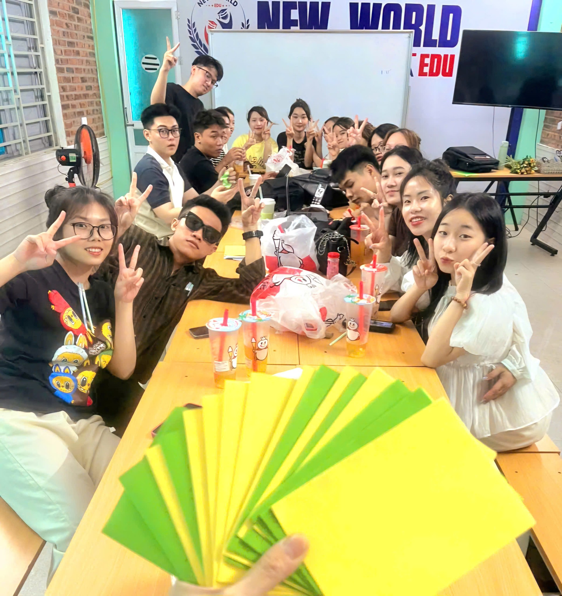 NHỮNG CHIẾC B1 VỪA MỚI RA LÒ CỦA TT DU HỌC NEW WORLD EDU